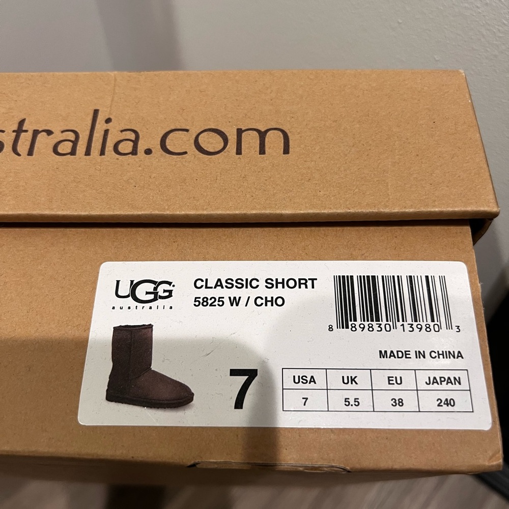 UGG Classic Short Boot (Sz 7)
